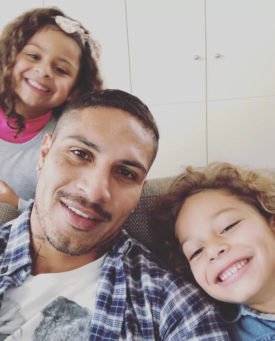 Paolo Guerrero junto a su hija Naela y su hijo Alessio. Fuente: Instagram