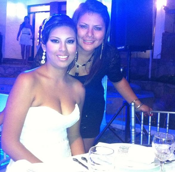 Rosa Fuentes y su hermana Kiara en el matrimonio con Paolo Hurtado en 2013 / Fuente: Instagram