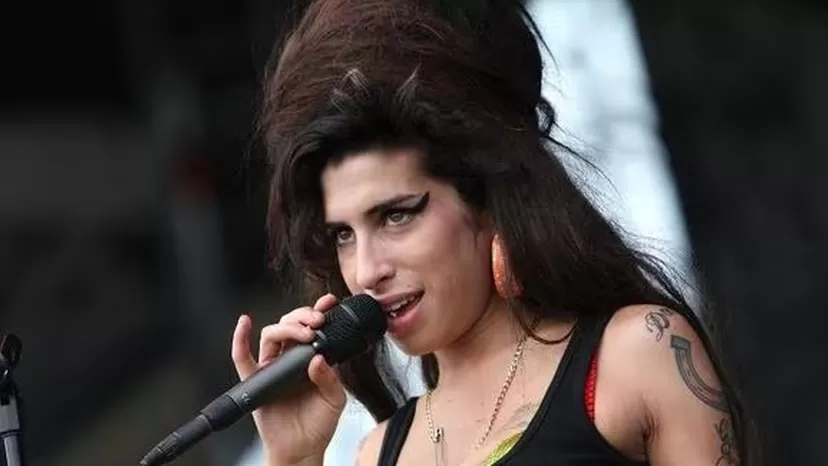 Papá de Amy Winehouse demandó a amigas de la cantante por vender sus pertenencias