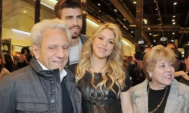 Gerard Piqué junto a Shakira y su exsuegros. Fuente: AFP Gerard Piqué junto a Shakira y su exsuegros. Fuente: AFP