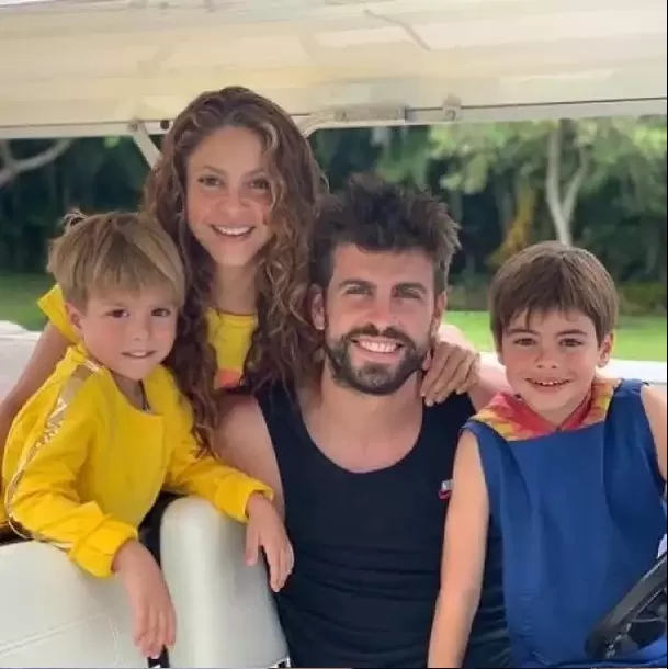 Shakira y Gerard Piqué junto a sus hijos Milan y Sasha. Fuente: Instagram Shakira y Gerard Piqué junto a sus hijos Milan y Sasha. Fuente: Instagram