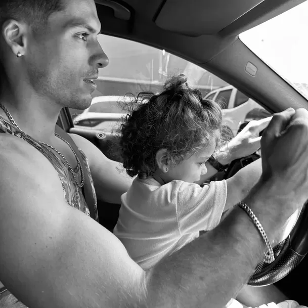 Patricio Parodi 'enseñando a manejar' Aitana. fuente: Instagram Patricio Parodi 'enseñando a manejar' Aitana. fuente: Instagram