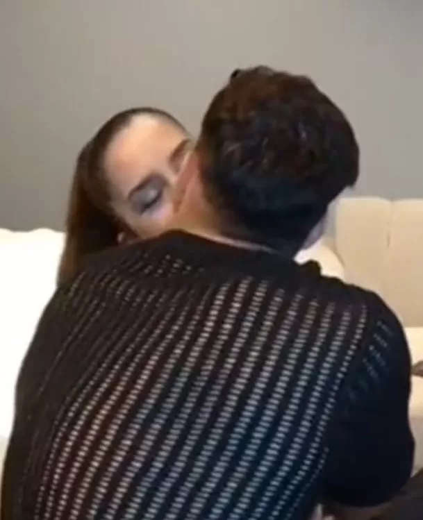 El apasionado beso de Patricio Parodi con joven en Kick / Captura
