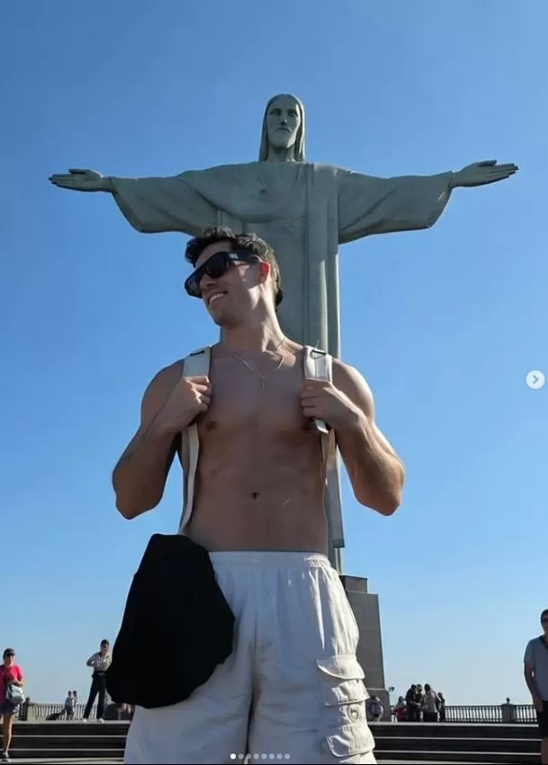El 'guerrero' y el exchico reality viajaron a Brasil por Fiestas Patrias y, además de recorrer distintos destinos turísticos, fueron captados compartiendo con dos jóvenes
