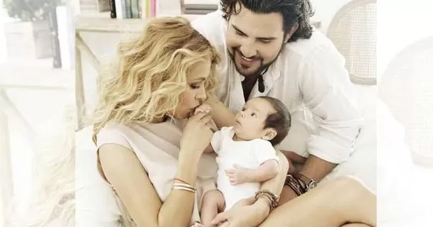 Paulina Rubio y Gerardo Bazúa con su hijo Eros. Fuente: Revista Hola! Paulina Rubio y Gerardo Bazúa con su hijo Eros. Fuente: Revista Hola!