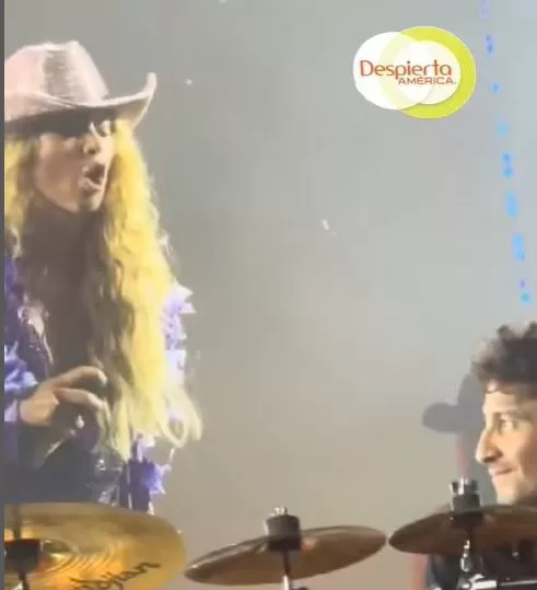 Paulina Rubio montó en rabia y regañó a su baterista en pleno concierto/Foto: TikTok