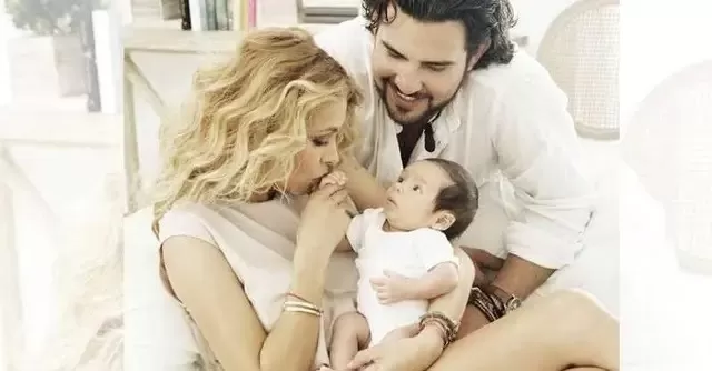 Paulina Rubio y Gerardo Bazúa con su hijo Eros. Fuente: Revista Hola!