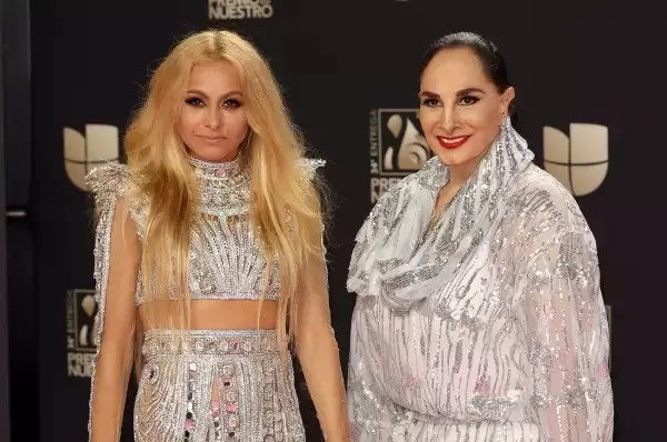 Paulina Rubio junto a su madre Susana Dosamantes. Fuente: AFP