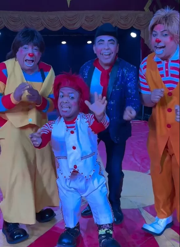 'Pulgarcito' junto a sus compañeros del circo | Imagen:  Instagram