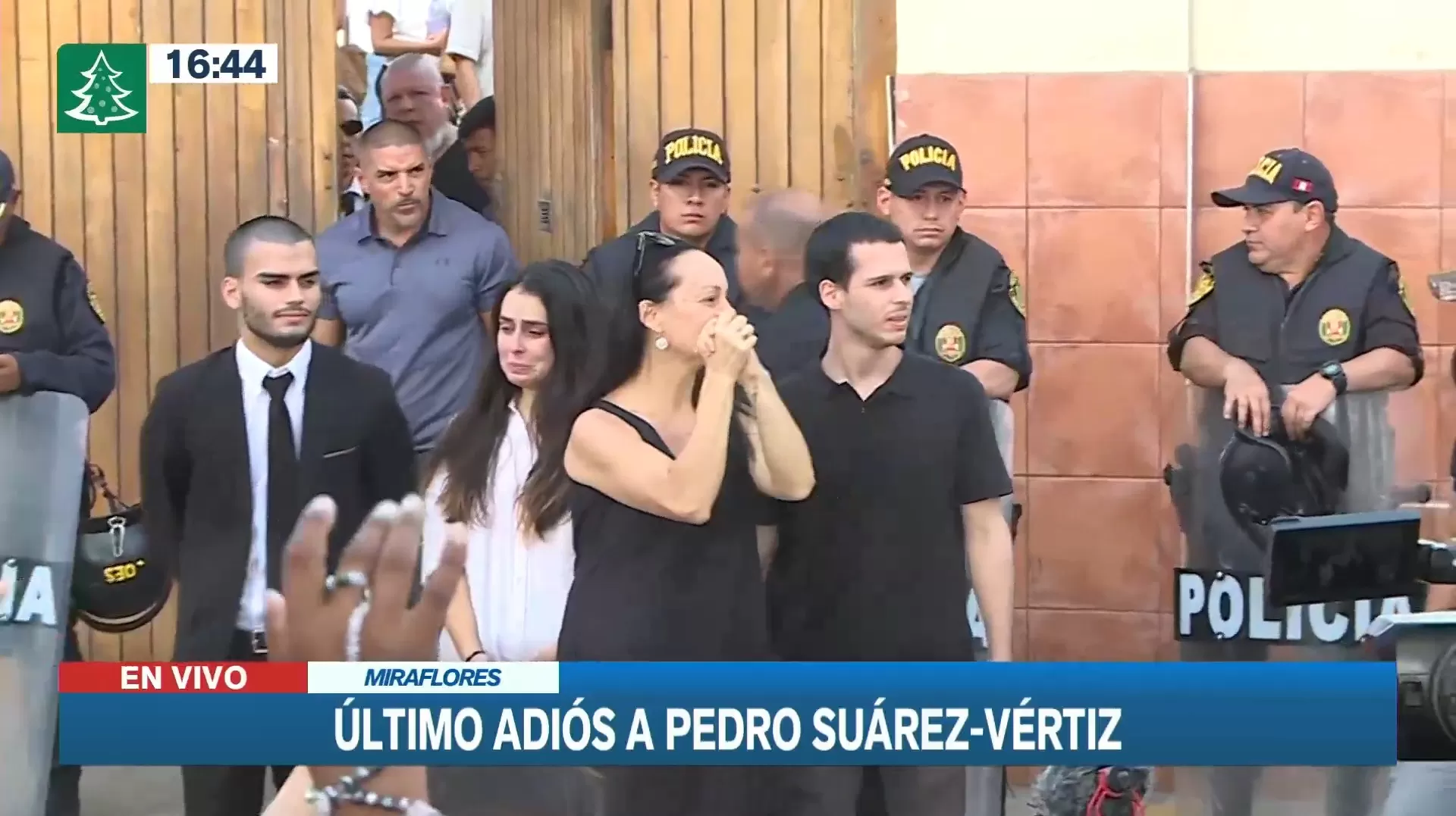 Cynthia Martínez y sus hijos conmovidos por el cariño del público a raíz de la muerte de Pedro Suárez Vértiz 