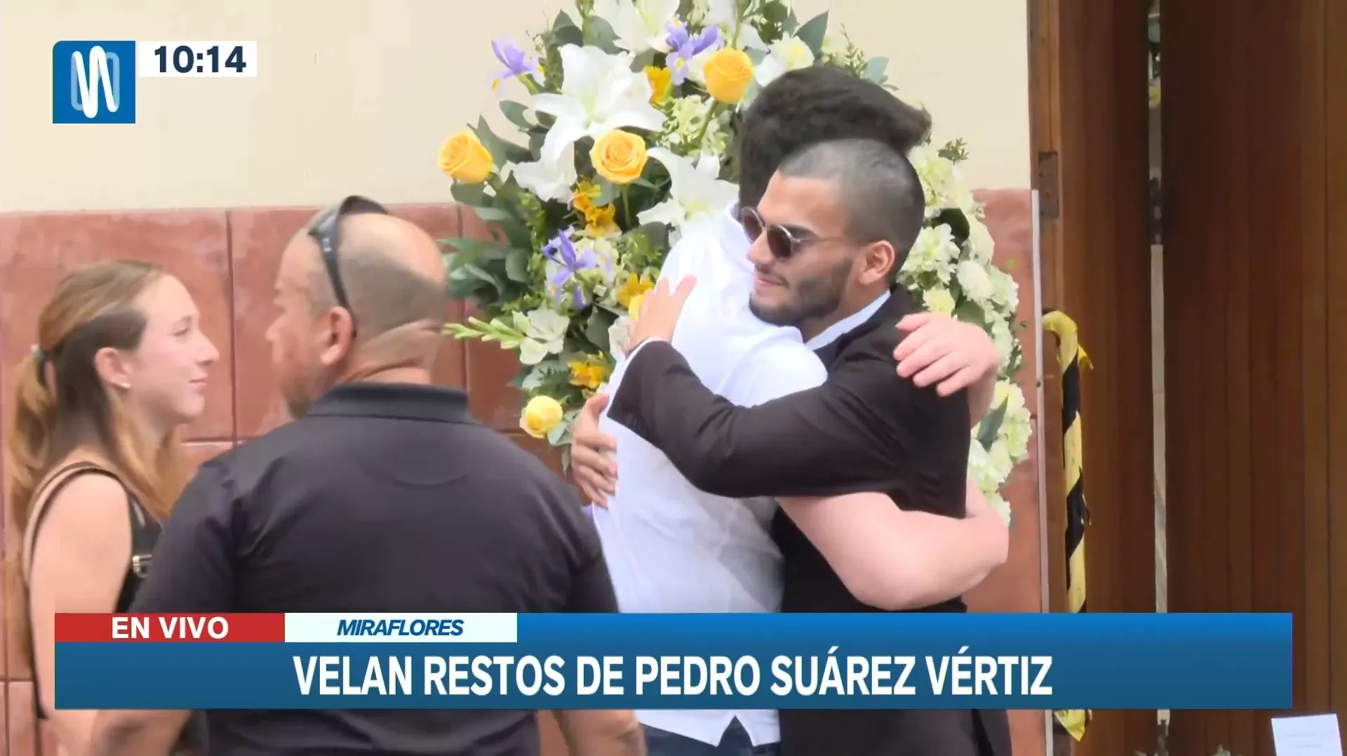 Mateo, el hijo menor de Pedro Suárez Vértiz, recibe el apoyo de amigos tras la muerte de su papá / Canal N