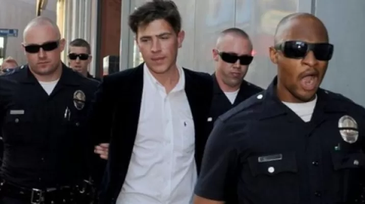 Periodista que golpeó a Brad Pitt fue despedido de televisora ucraniana Periodista que golpeó a Brad Pitt fue despedido de televisora ucraniana