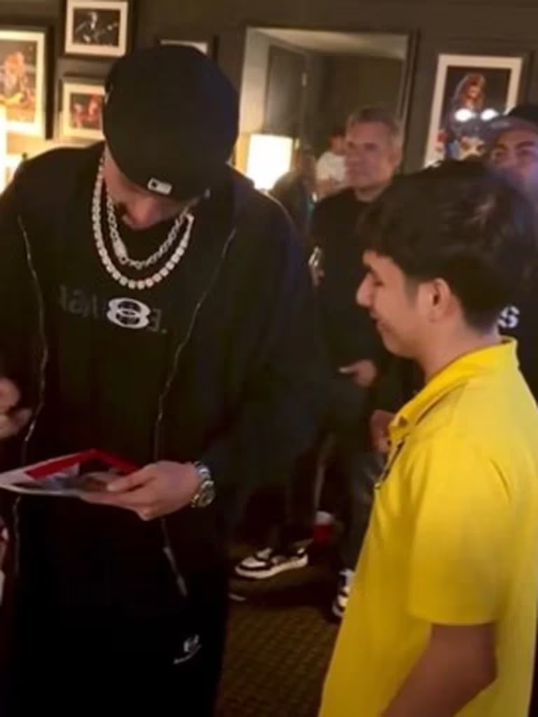 Peso Pluma conoció fan y accedió a firmarle un autógrafo. Fuente: X