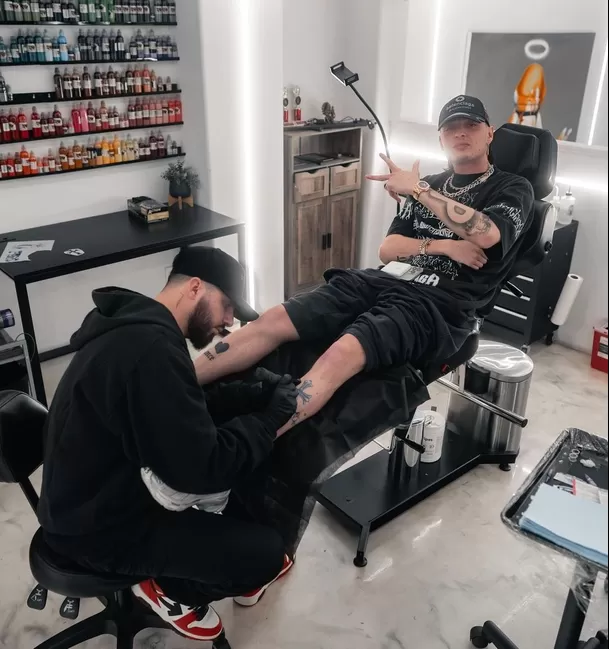 Peso Pluma se realizó varios tatuajes en el cuerpo, pero completamente sedado/Foto: Instagram Peso Pluma se realizó varios tatuajes en el cuerpo, pero completamente sedado/Foto: Instagram