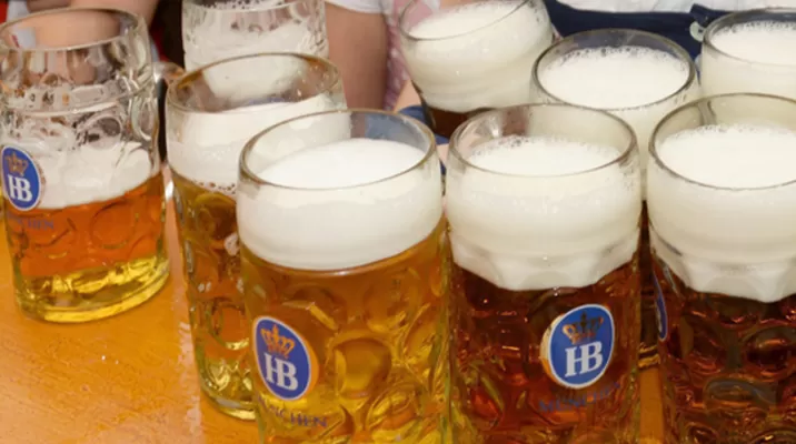 Beber cerveza causa muchas ganas de ir al baño ¿por qué? Foto: EFE Beber cerveza causa muchas ganas de ir al baño ¿por qué? Foto: EFE
