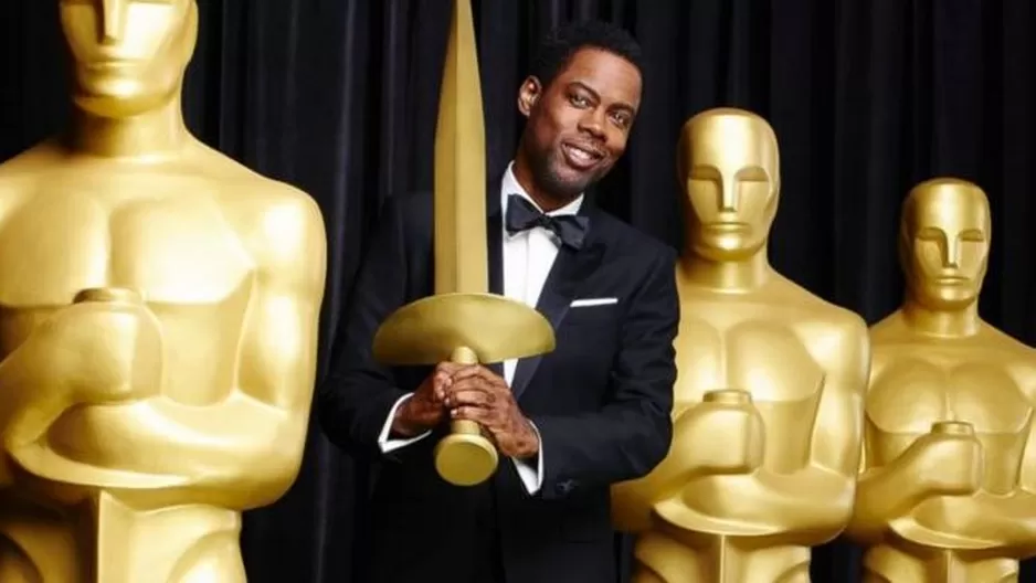 Chris Rock posa junto a las estatuillas. (Vía: Twitter)