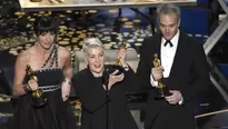 Elka Wardega, de izquierda, Lesley Vanderwalt, y Damian Martin reciben el premio al mejor maquillaje y peluquería para "Mad Max: Fury Road". (Vía: AFP)