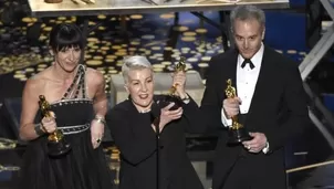 Elka Wardega, de izquierda, Lesley Vanderwalt, y Damian Martin reciben el premio al mejor maquillaje y peluquería para "Mad Max: Fury Road". (Vía: AFP)