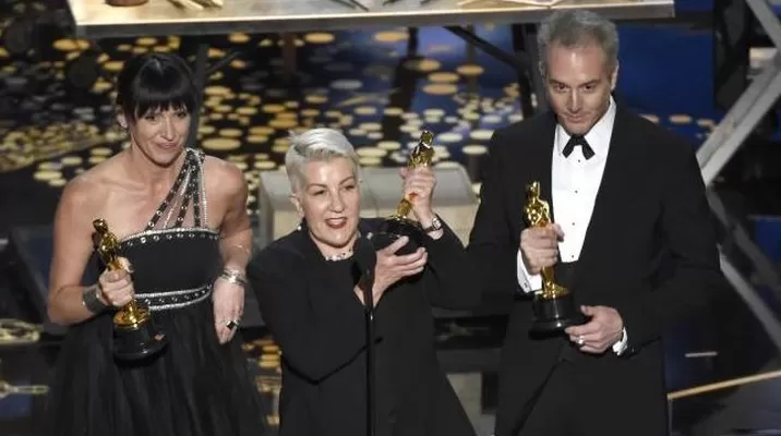 Elka Wardega, de izquierda, Lesley Vanderwalt, y Damian Martin reciben el premio al mejor maquillaje y peluquería para "Mad Max: Fury Road". (Vía: AFP) Elka Wardega, de izquierda, Lesley Vanderwalt, y Damian Martin reciben el premio al mejor maquillaje y peluquería para "Mad Max: Fury Road". (Vía: AFP)