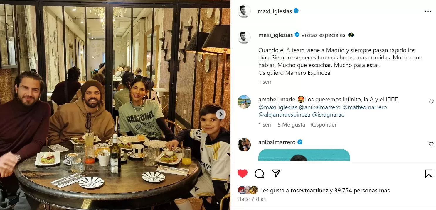 Maxi Iglesias con unos amigos en España / Instagram