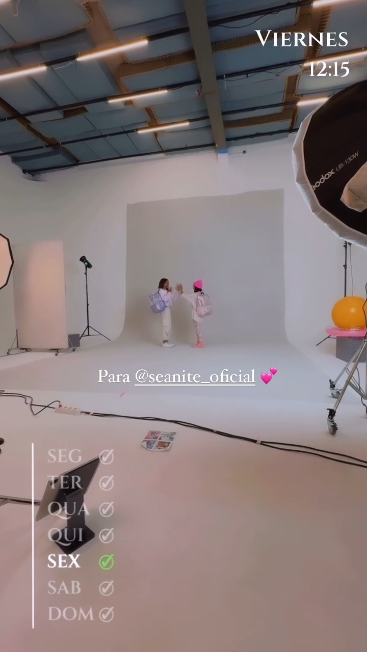 Hija de Ana Paula Consorte en estudio fotográfico para una campaña / Instagram