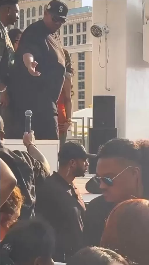 Los agentes de seguridad de la cantante recuperaron el micrófono y Cardi B sontinuó el show / Foto: TikTok Aldo Lobato