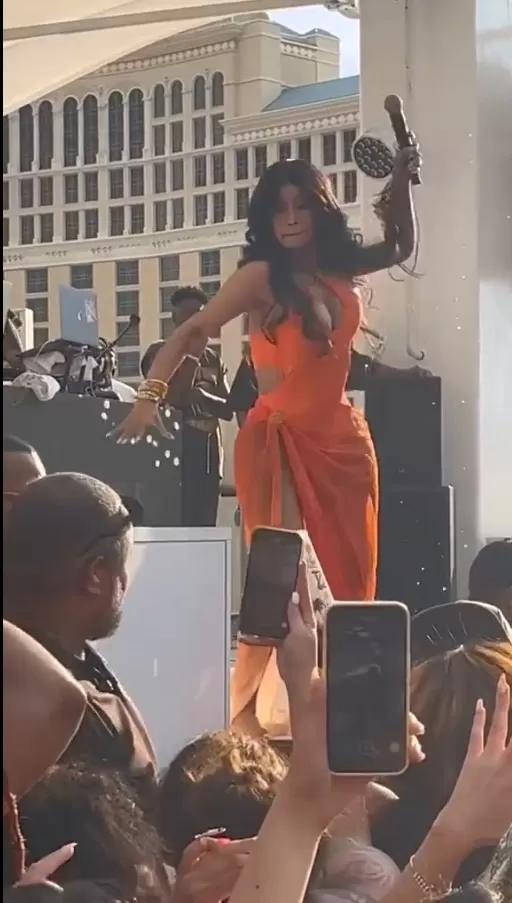 Cardi B decidió arrojarle el micrófono al fanático tras la agresión / Foto: TikTok Aldo Lobato