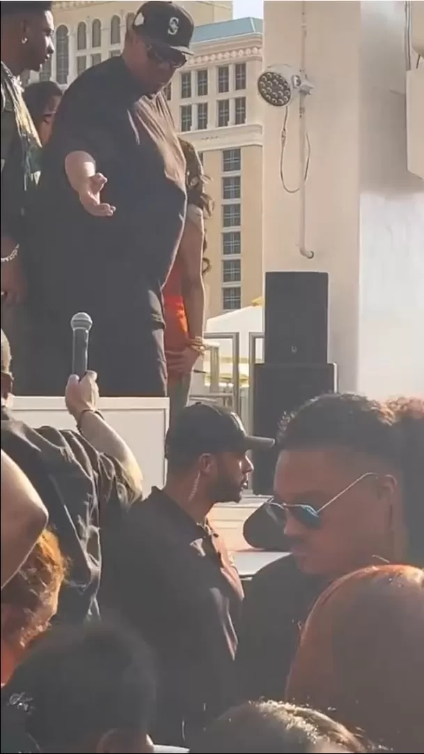 Los agentes de seguridad de la cantante recuperaron el micrófono y Cardi B sontinuó el show / Foto: TikTok Aldo Lobato