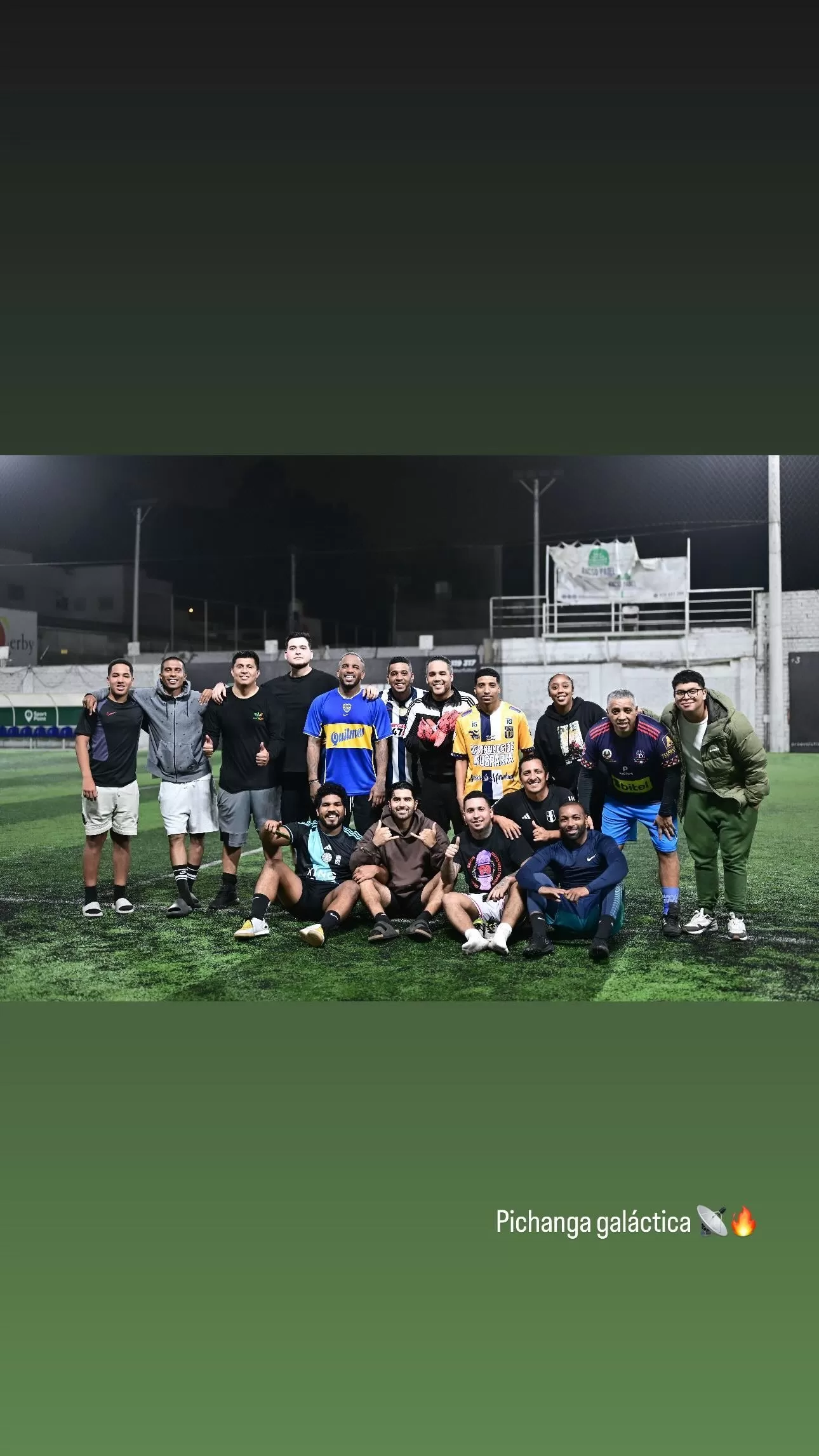 Jefferson Farfán estuvo jugando fútbol entre amigos/Foto: Instagram