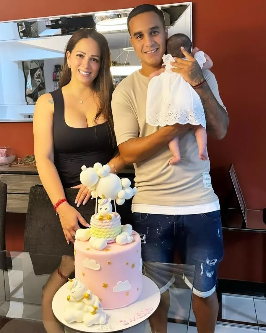 Melissa Klug y Jesús Barco celebrando segundo mes de su hija Cayetana. Fuente: Instagram