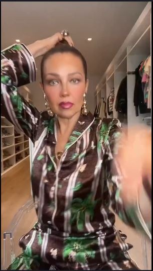 De inmediato Thalía cortó el video, pero finalmente igual lo compartió /Foto: TikTok Thalía