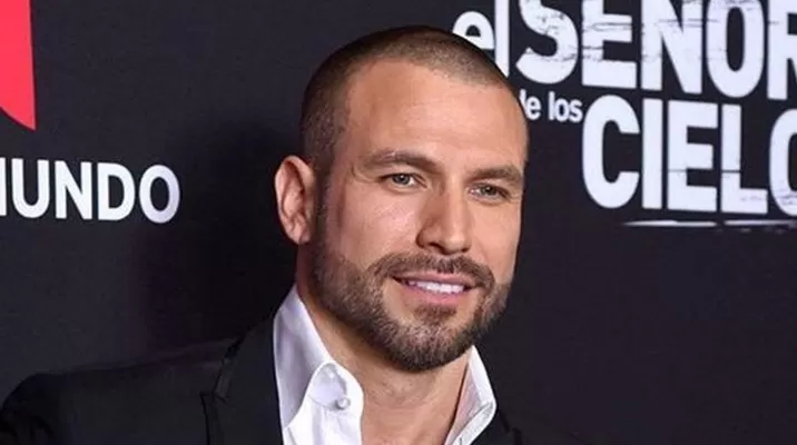 El actor mexicano reapareció en la alfombra de los Latin Music Awards y su rostro llamó la atención de muchos usuarios de redes sociales El actor mexicano reapareció en la alfombra de los Latin Music Awards y su rostro llamó la atención de muchos usuarios de redes sociales