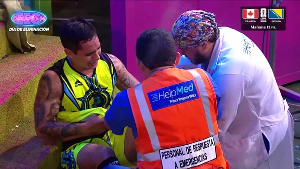 Raúl Carpena lloró de dolor cuando le acomodaron el dedo tras terrible lesión / AméricaTV Raúl Carpena lloró de dolor cuando le acomodaron el dedo tras terrible lesión / AméricaTV