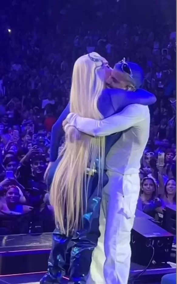 Al final del sensual baile, Rauw Alejandro se despidió de Ivy Queen con un gran abrazo/Foto: Instagram