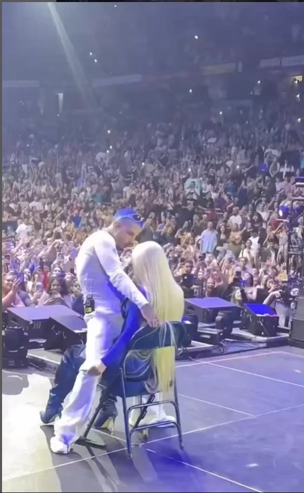 Así fue el sensual baile que  hizo Rauw Alejandro a Ivy Queen en pleno concierto/Foto: Instagram