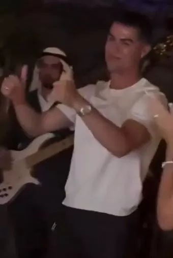 Cristiano Ronaldo cumplió 40 años y realizó una fiesta privada que contó con la actuación de Rauw Alejandro / Captura Cristiano Ronaldo cumplió 40 años y realizó una fiesta privada que contó con la actuación de Rauw Alejandro / Captura