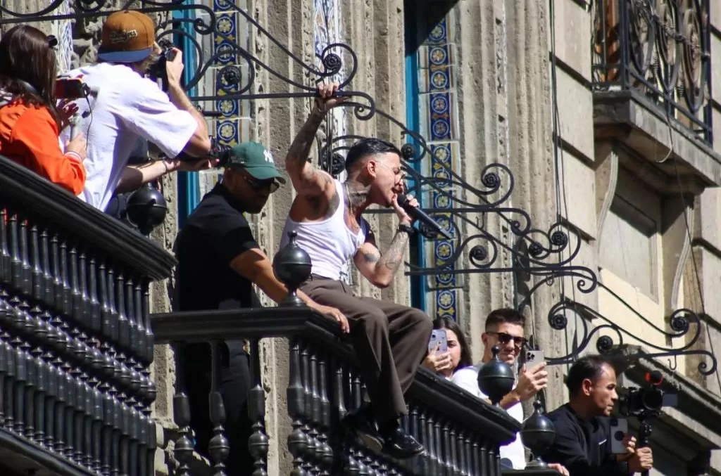 Rauw Alejandro paralizó calles de Centro Histórico de México con concierto sorpresa. Fuente: Instagram