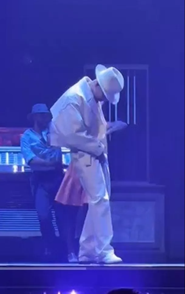 Rauw Alejandro sufrió percance con su pantalón en pleno conciero. Fuente: TikTok Rauw Alejandro sufrió percance con su pantalón en pleno conciero. Fuente: TikTok