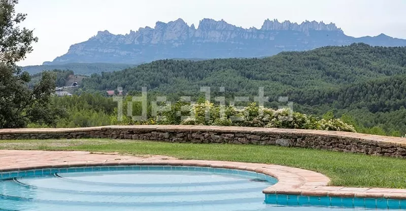 Piscina con vista a la montaña Montserrat / Foto: El mueble