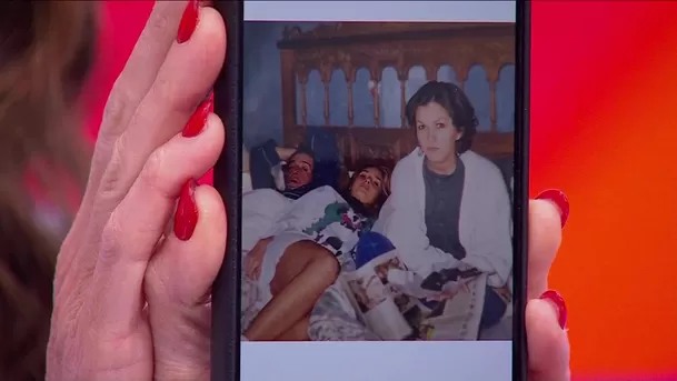 La conductora no pudo contener las lágrimas al compartir una fotografía inédita donde aparece acostada junto a sus padres, un recuerdo que conserva con especial cariño y que también incluyó en su libro. Foto: América Espectáculos