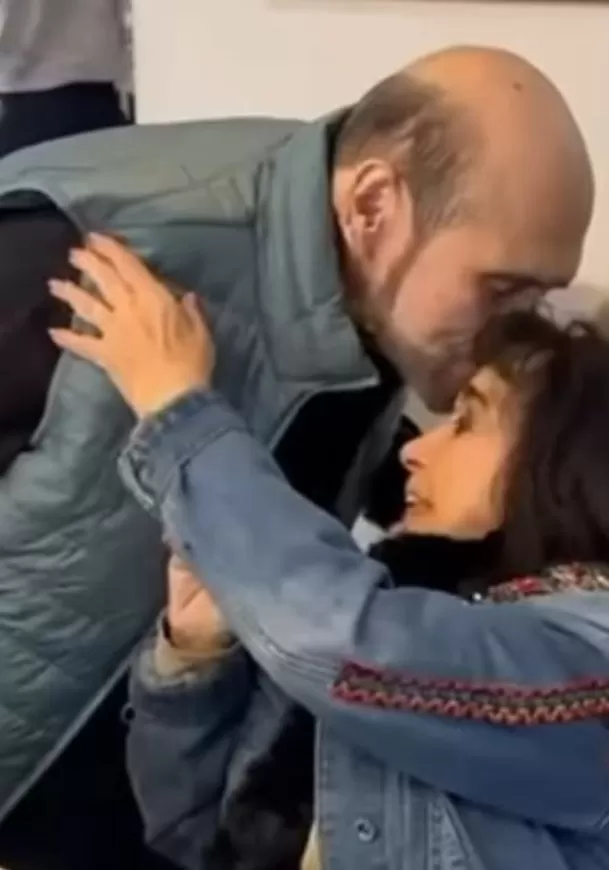 Edgar Vivar y María Antonieta de las Nieves se dieron un cálido abrazo / Captura