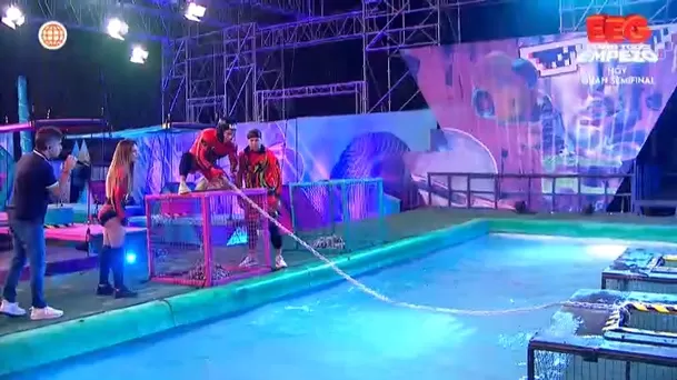 Renzo Schuller se dejó llevar por la euforia y lo dio todo alentando a Raúl Carpena. Foto: América TV Renzo Schuller se dejó llevar por la euforia y lo dio todo alentando a Raúl Carpena. Foto: América TV