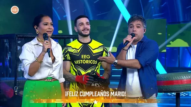 Renzo Schuller hizo pasar ‘roche’ a Mario en su cumpleaños. Fuente: AméricaTV Renzo Schuller hizo pasar ‘roche’ a Mario en su cumpleaños. Fuente: AméricaTV