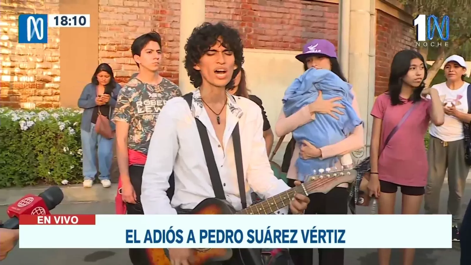 Fanáticos interpretaron canción de Pedro Suárez Vértiz en exteriores de cementerio. Fuente: Canal N