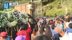 Féretro de Pedro Suárez Vértiz llegó al cementerio Jardines de la Paz. Fuente: Canal N