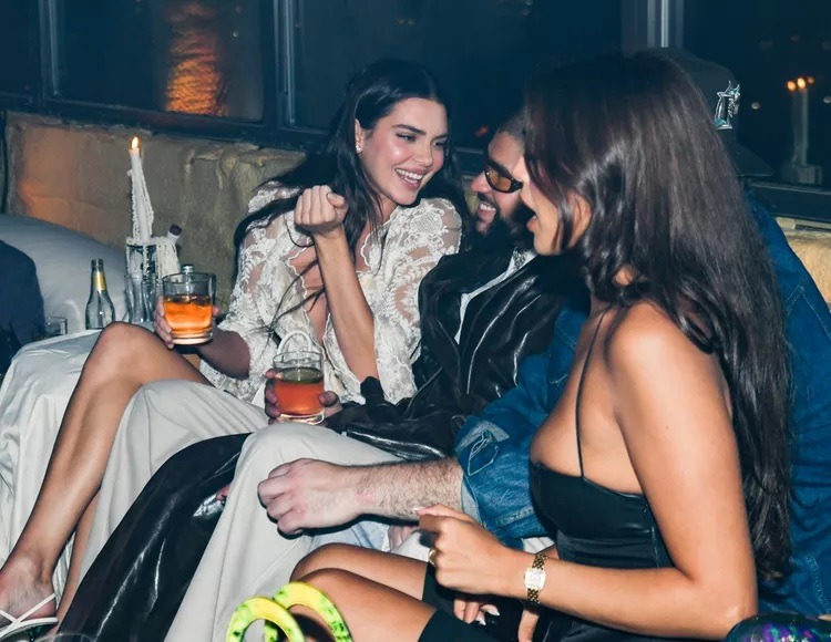 Kendall Jenner y Bad Bunny fueron captados juntos en la fiesta después del MetGala  Fuente: Twitter 