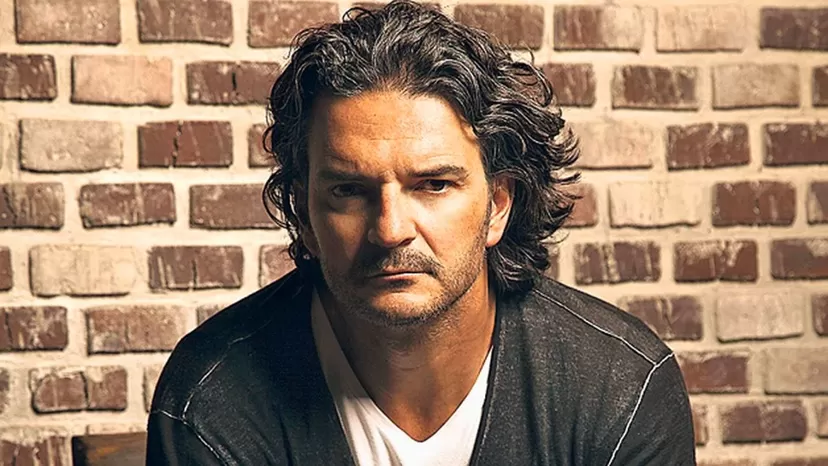 Ricardo Arjona lanza "Negro" y sigue agotando entradas con su nueva gira