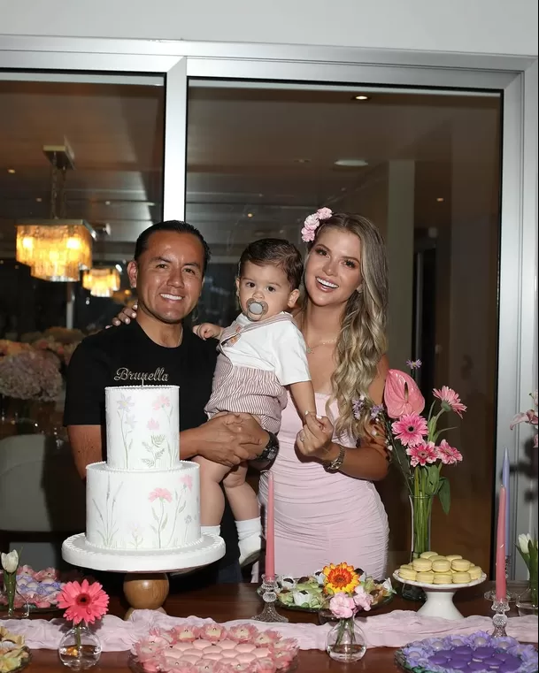 Richard Acuña emocionó a Brunella Horna en su fiesta: "Te amo". Foto: Instagram/@brunehorna Richard Acuña emocionó a Brunella Horna en su fiesta: "Te amo". Foto: Instagram/@brunehorna