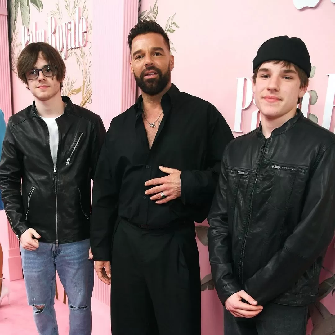 Ricky Martin junto a sus dos hijos mayores, Matteo y Valentino. Fuente: Instagram/Hola