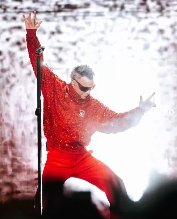 Tras su primer concierto en Lima, Robbie Williams protagonizó un inesperado encuentro con un fan peruano que lo esperaba afuera de su hotel y terminó cantando junto al artista británico. Foto: Foto: IG One Entertainment Tras su primer concierto en Lima, Robbie Williams protagonizó un inesperado encuentro con un fan peruano que lo esperaba afuera de su hotel y terminó cantando junto al artista británico. Foto: Foto: IG One Entertainment